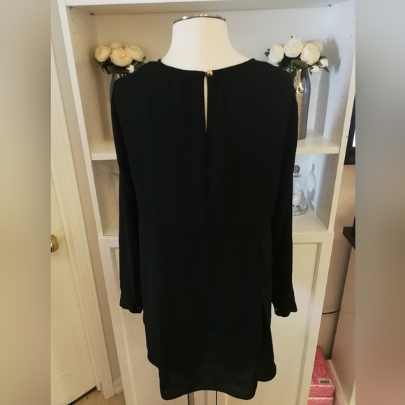 Medium black scoop neck long sleeve lightweight Vince Camuto top, button cuffs - Picture 9 of 9